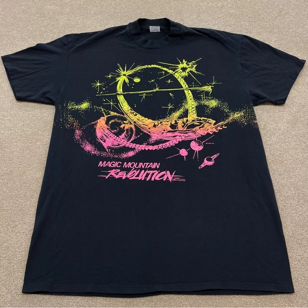 Vintage 90’s Six Flags Magic Mountain t-shirt, puffy grunge.